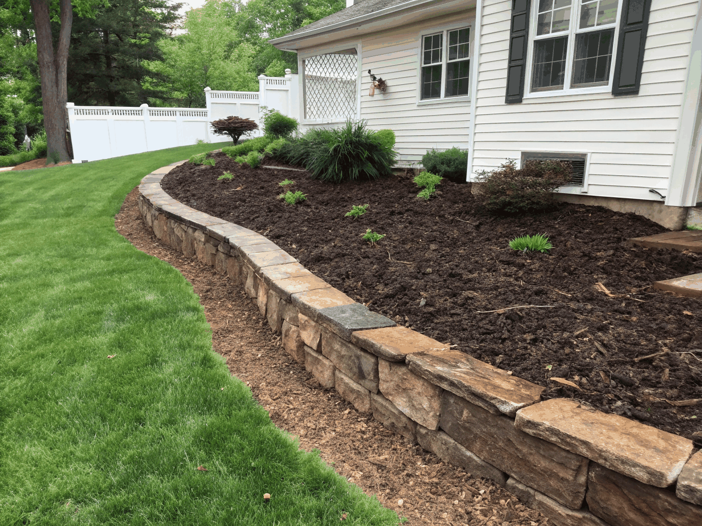 Freshly mulched garden bed with crisp trench edging in Conway, Arkansas